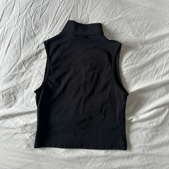 Nike sleevess mock neck 🤍 - Picture 4 of 5
